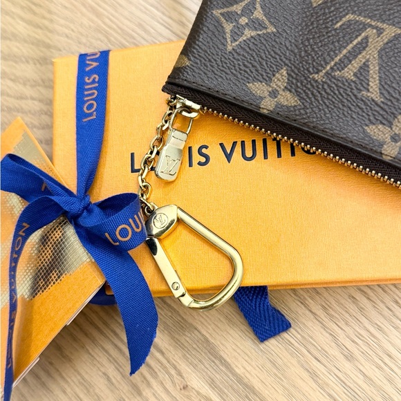 LOUIS VUITTON 2022 Monogram Cles Chain Key Pouch - Picture 8 of 13
